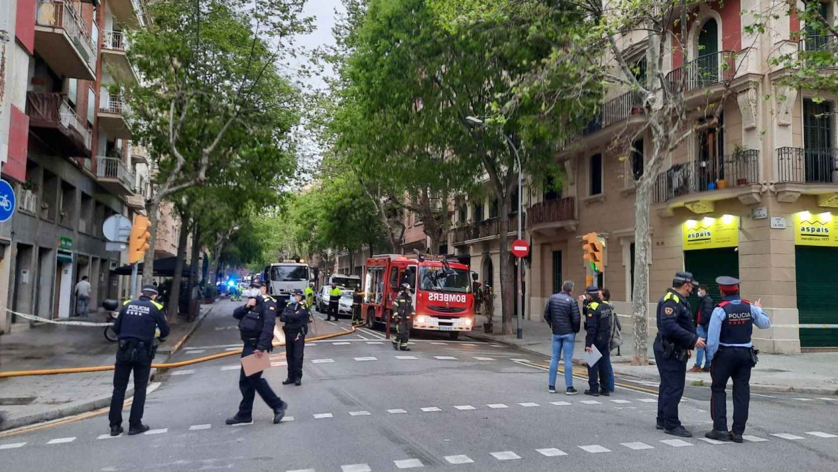 Efectivos de bomberos y de policía en el incendio de un edificio en la calle València hace un mes / TWITTER BOMBEROS
