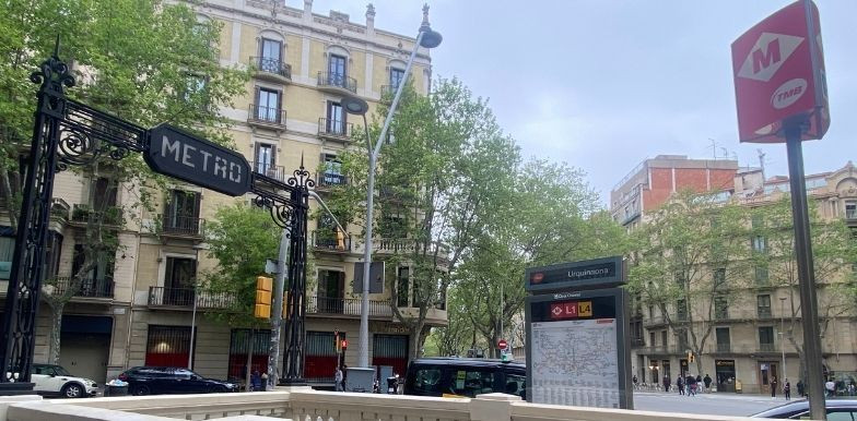 La estación de metro de Urquinaona con el último arco modernista de la ciudad / METRÓPOLI
