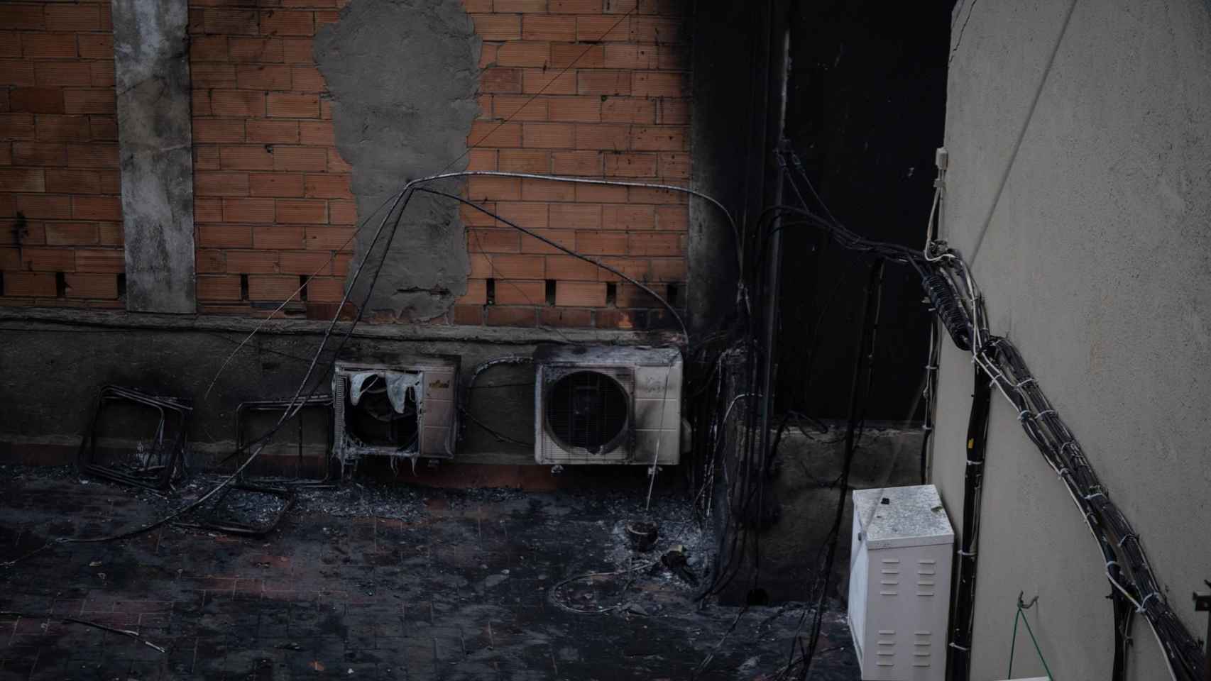 Imagen de la destrucción en uno de los pisos incendiados este martes en el Eixample / EUROPA PRESS