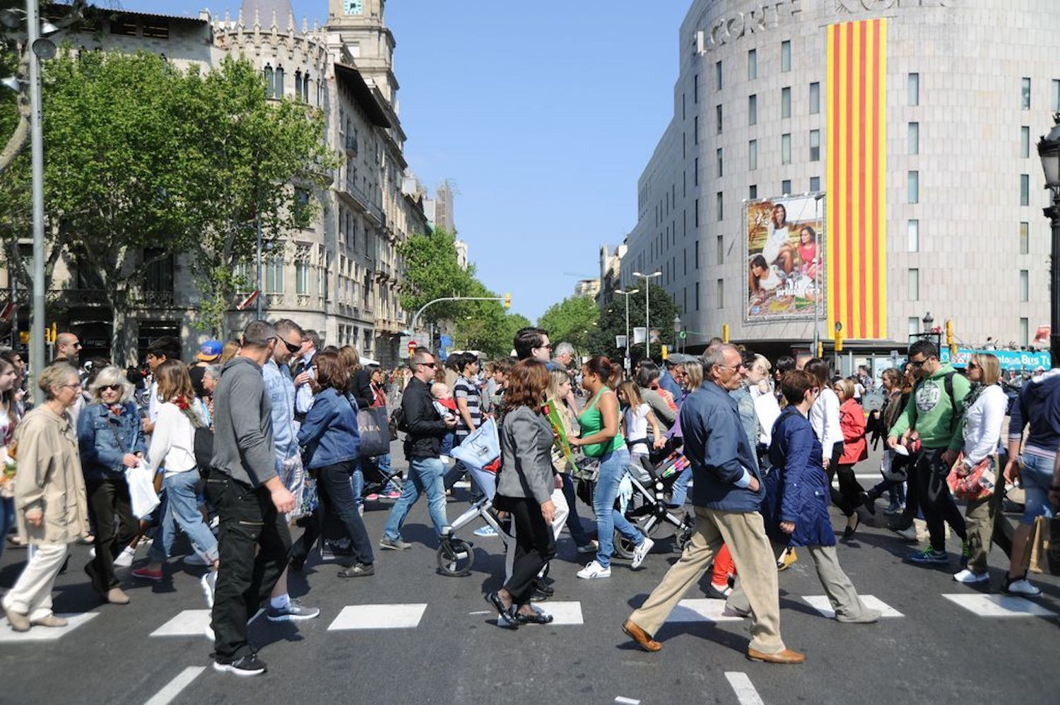 Mucha gente pasea por el centro de Barcelona en una imagen de archivo / AYUNTAMIENTO DE BARCELONA