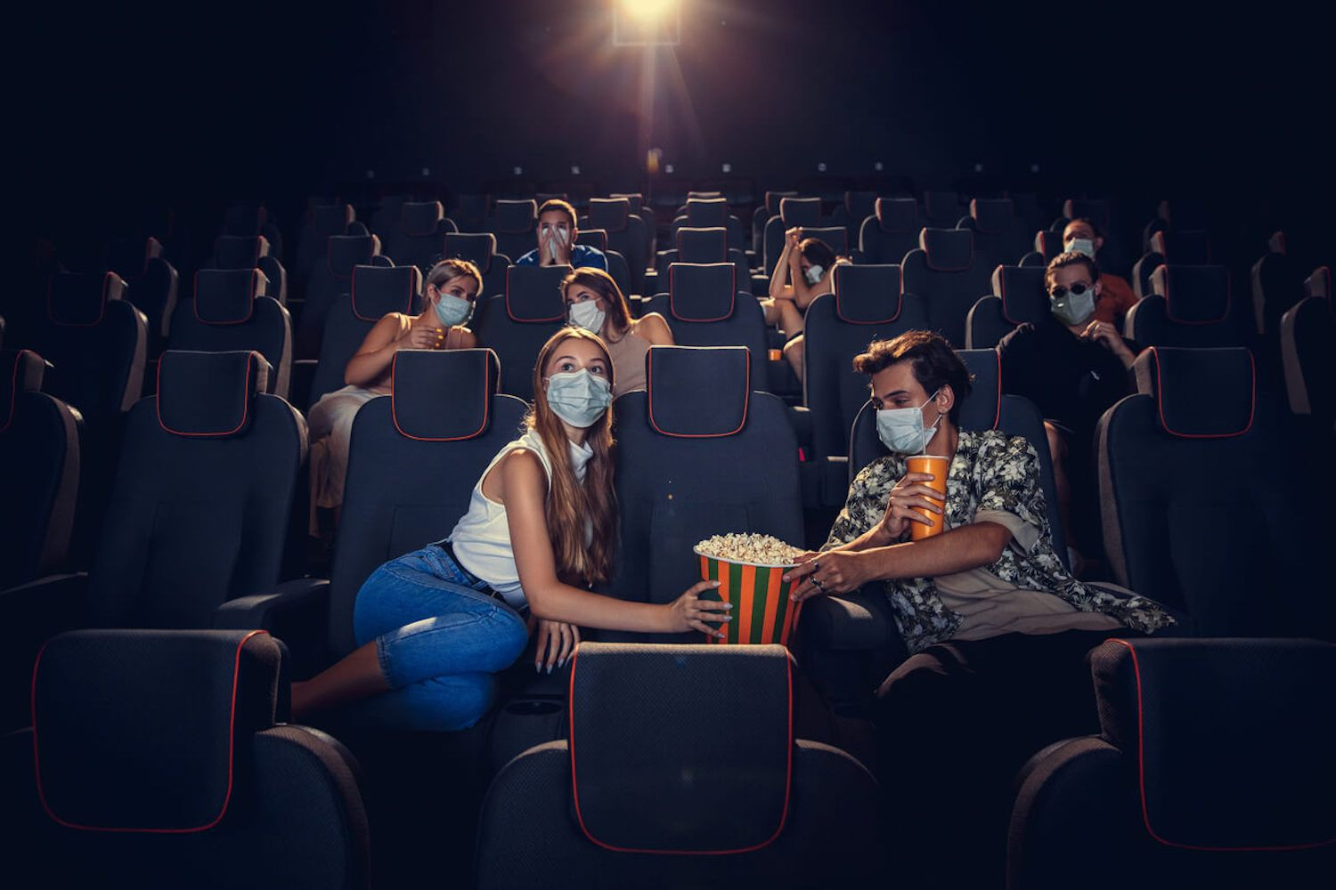 Espectadores van al cine con la mascarilla en una imagen de archivo / PXHERE