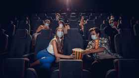 Espectadores van al cine con la mascarilla en una imagen de archivo / PXHERE