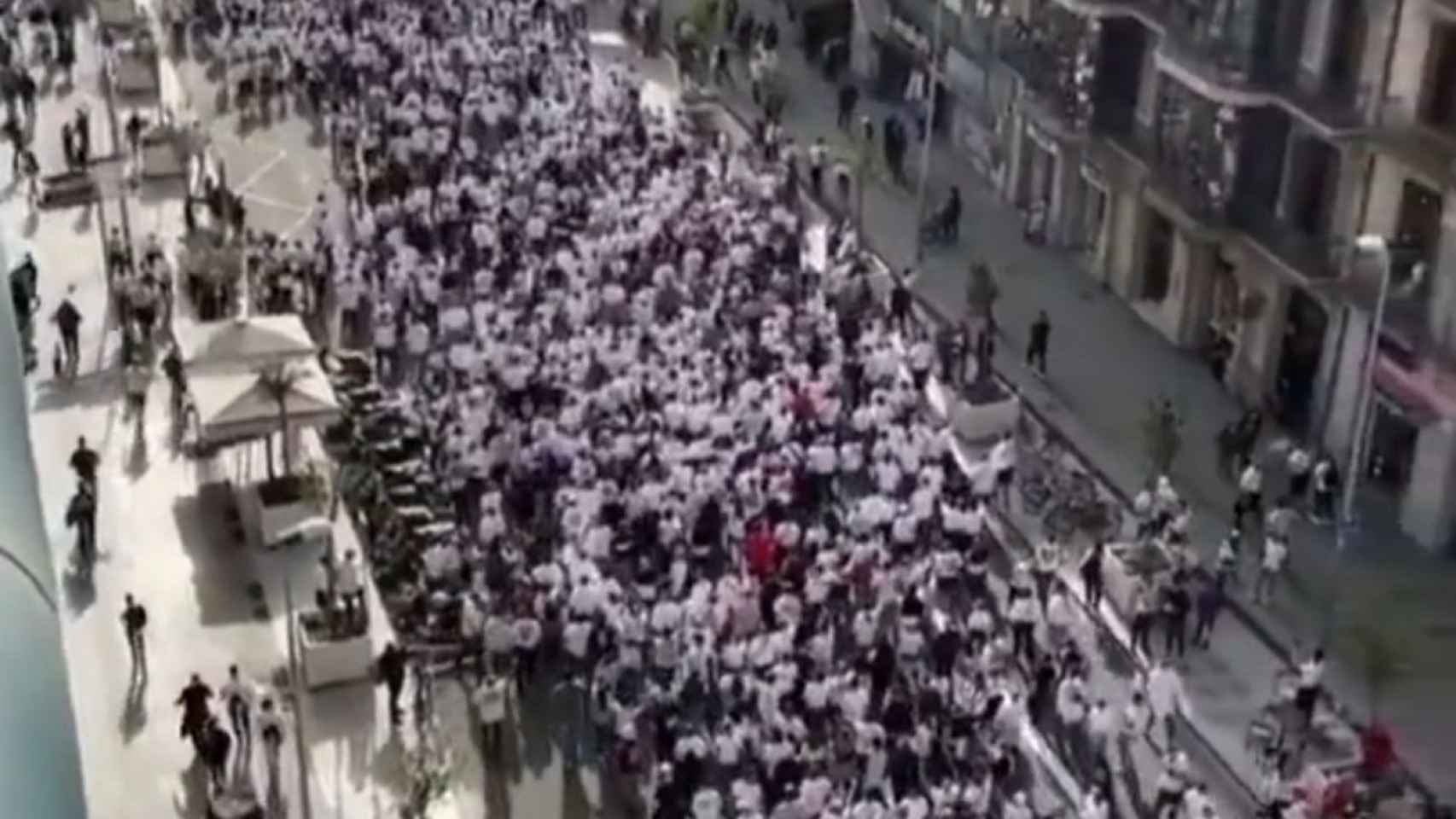 Miles de ultras caminan por el centro de Barcelona / INSTAGRAM