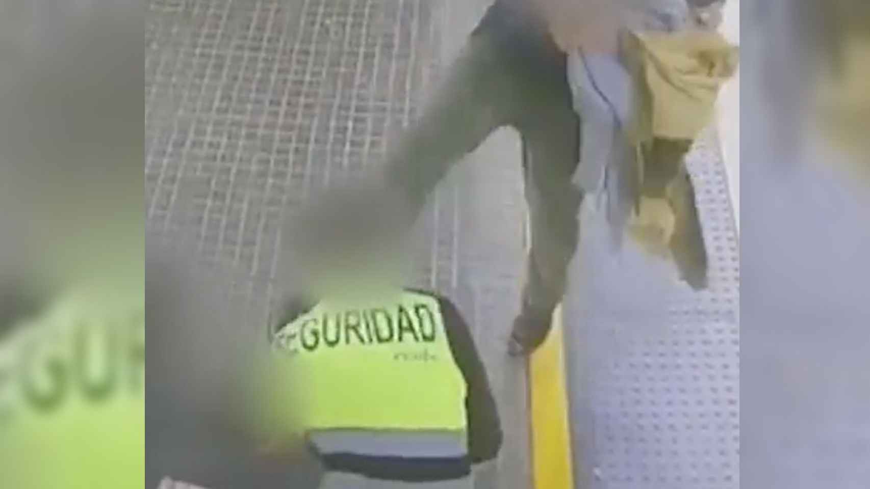 Así fue la brutal agresión que dejó inconsciente a un vigilante de Rodalies en Mataró / MOSSOS D'ESQUADRA