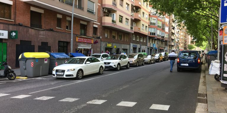 Tráfico denso en el carril hacia Barcelona de la Travessera de les Corts / METRÓPOLI - RP