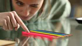 Una mujer ordena los lápices de forma meticulosa: la estimulación cerebral profunda mejora el tratamiento del TOC / QUIRÓNSALUD