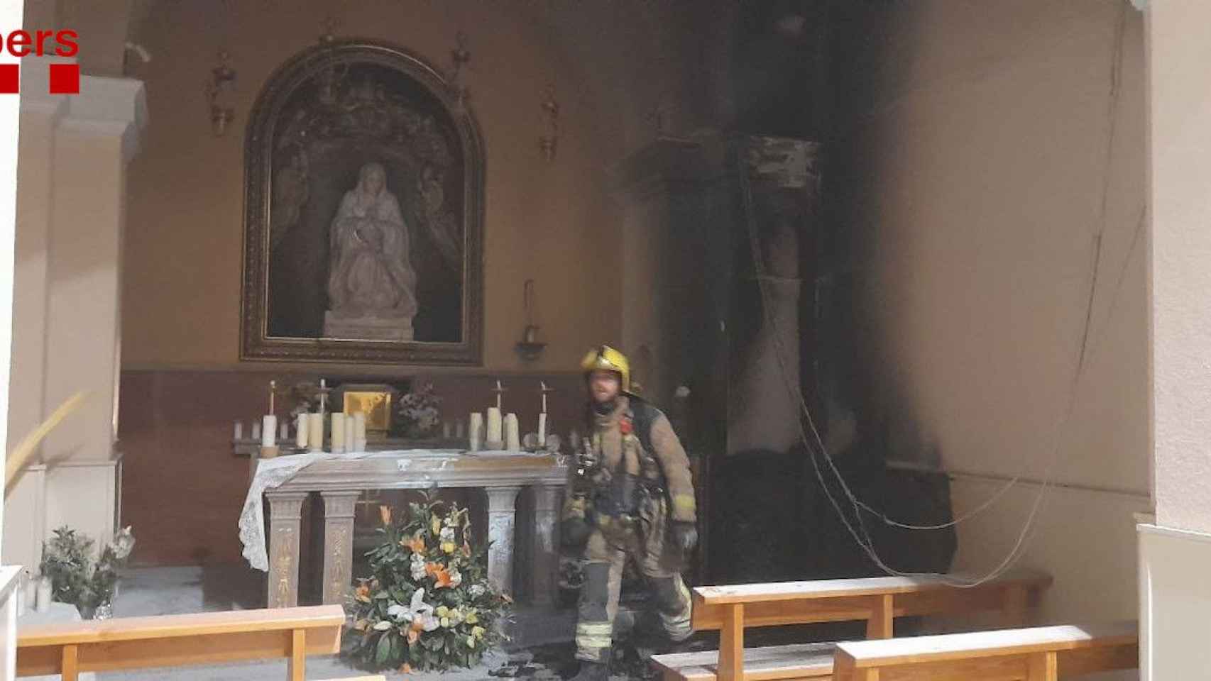 Así ha quedado la capilla de esta iglesia de Premià de Mar tras el incendio / BOMBERS DE LA GENERALITAT
