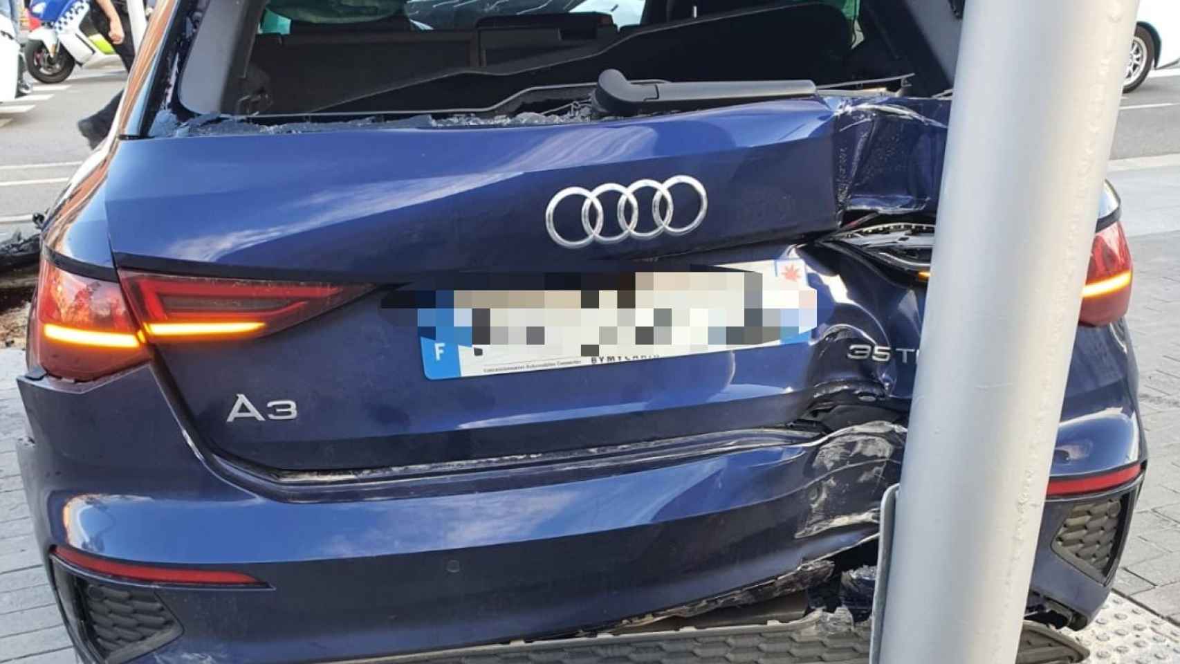 El coche del supuesto autor del atropello dos días después empotrado contra una farola / CEDIDA