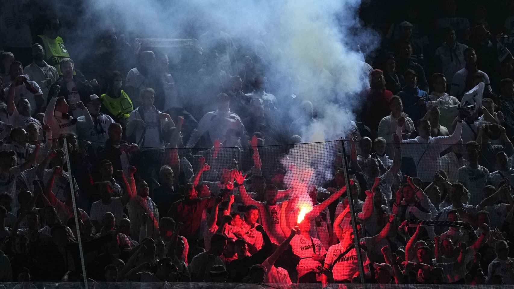Aficionados del Eintracht de Frankfurt encienden bengalas durante el partido en el Camp Nou / EFE