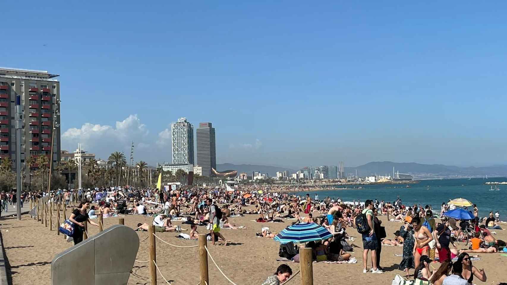 Playa llena de gente en Barcelona / METRÓPOLI
