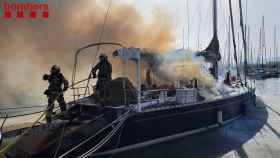 Los Bombers trabajan en el incendio de un barco recreativo en el Puerto de Badalona / BOMBERS DE LA GENERALITAT