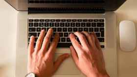 Un hombre usa el teclado de un ordenador en una imagen de archivo / PIQSELS