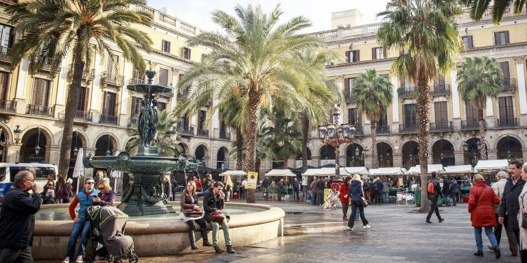 La plaza Real de Barcelona repleta de turistas