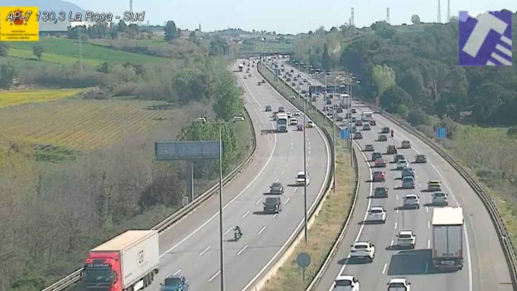 Imagen del tráfico este domingo al mediodía en la AP-7 a la altura de la Roca del Vallès / SERVEI CATALÀ DE TRÀNSIT