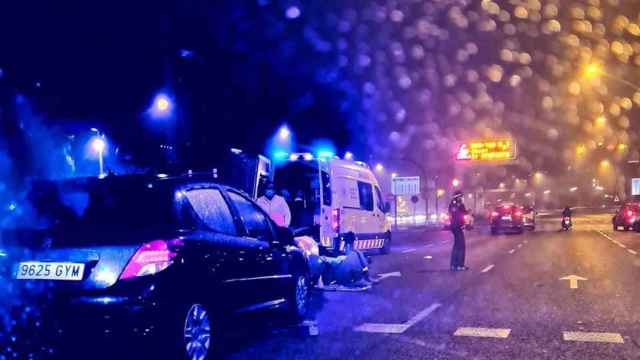 Los servicios de emergencias atienden a una víctima de un accidente de moto en Barcelona / REDES SOCIALES
