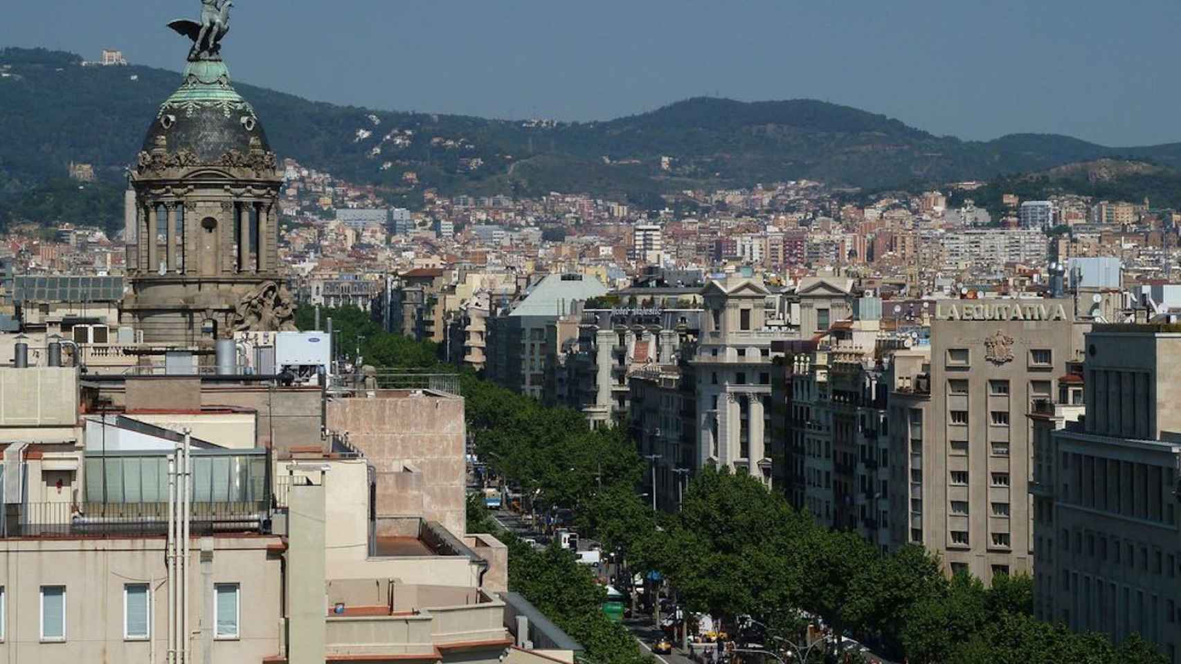 Vista del paseo de Gràcia con el edificio de La Unión y el Fénix en primer término / AYUNTAMIENTO DE BARCELONA