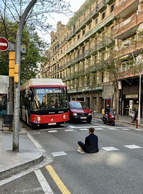 Un joven se sienta en medio de la calzada tras perder el bus / TWITTER - ISRASEYD