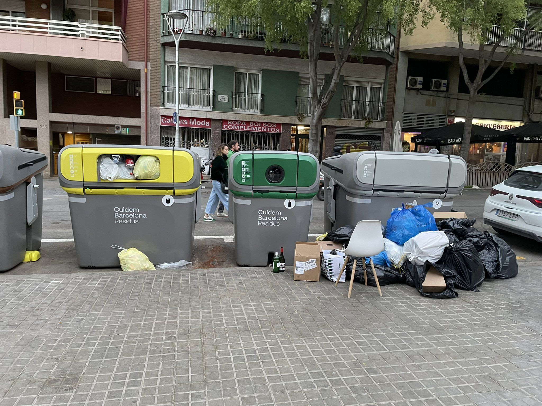 Nuevos contenedores de reciclaje y residuos domésticos de Barcelona, llenos de basura antes de la huelga / RRSS