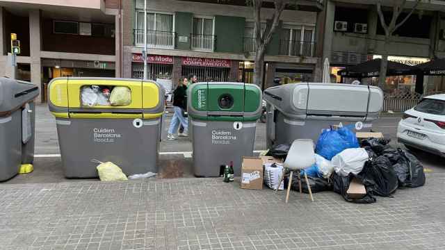 Nuevos contenedores de reciclaje y residuos domésticos de Barcelona, llenos de basura antes de la huelga / RRSS
