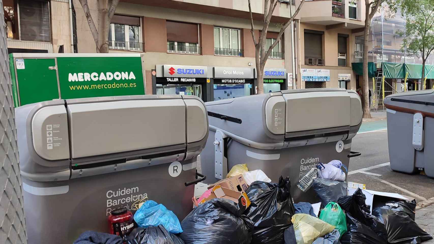 Acumulación de bolsas de basura delante de contenedores de residuos domésticos / RRSS