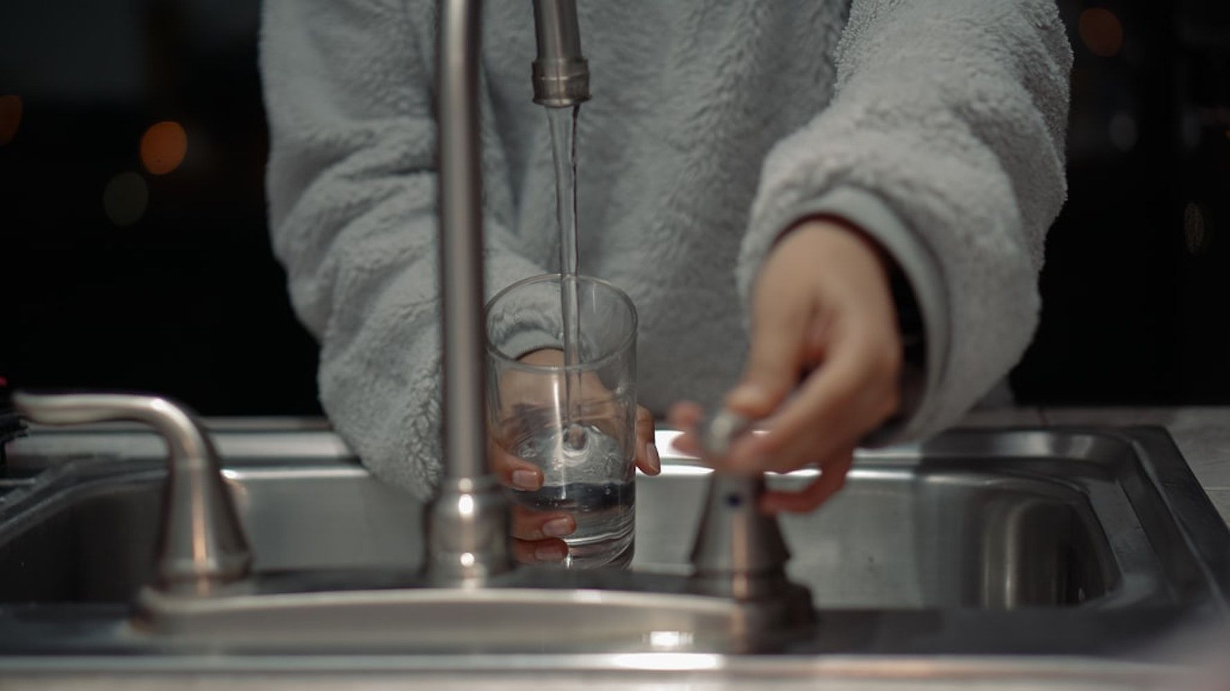 Una persona llena un vaso de agua del grifo / UNSPLASH