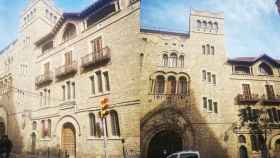 Fachada de los dos edificios de estilo neomedieval que dan cobijo a la Balmesiana / INMA SANTOS