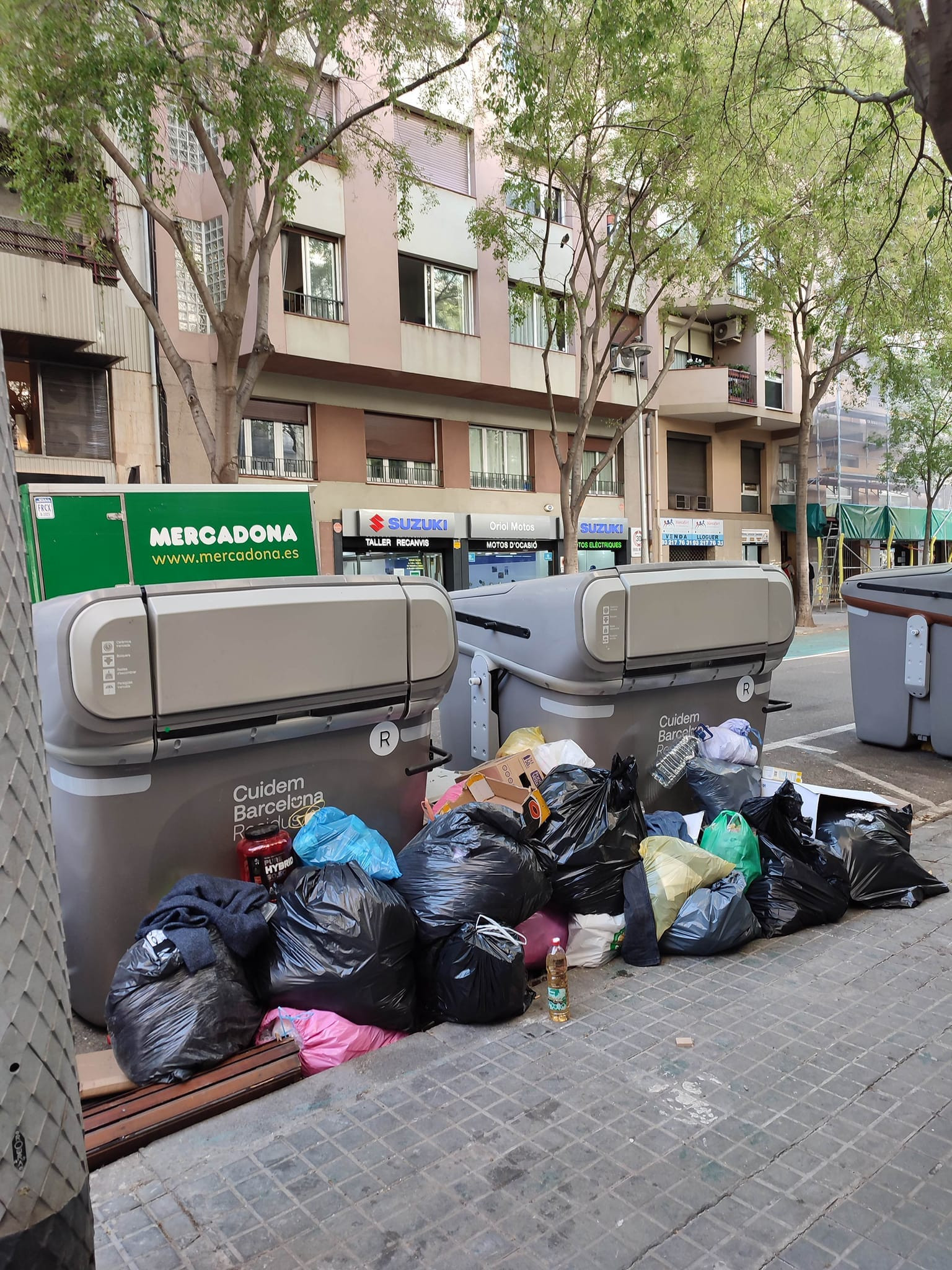 Contenedores llenos de basura antes de la huelga de basureros de Barcelona / METRÓPOLI