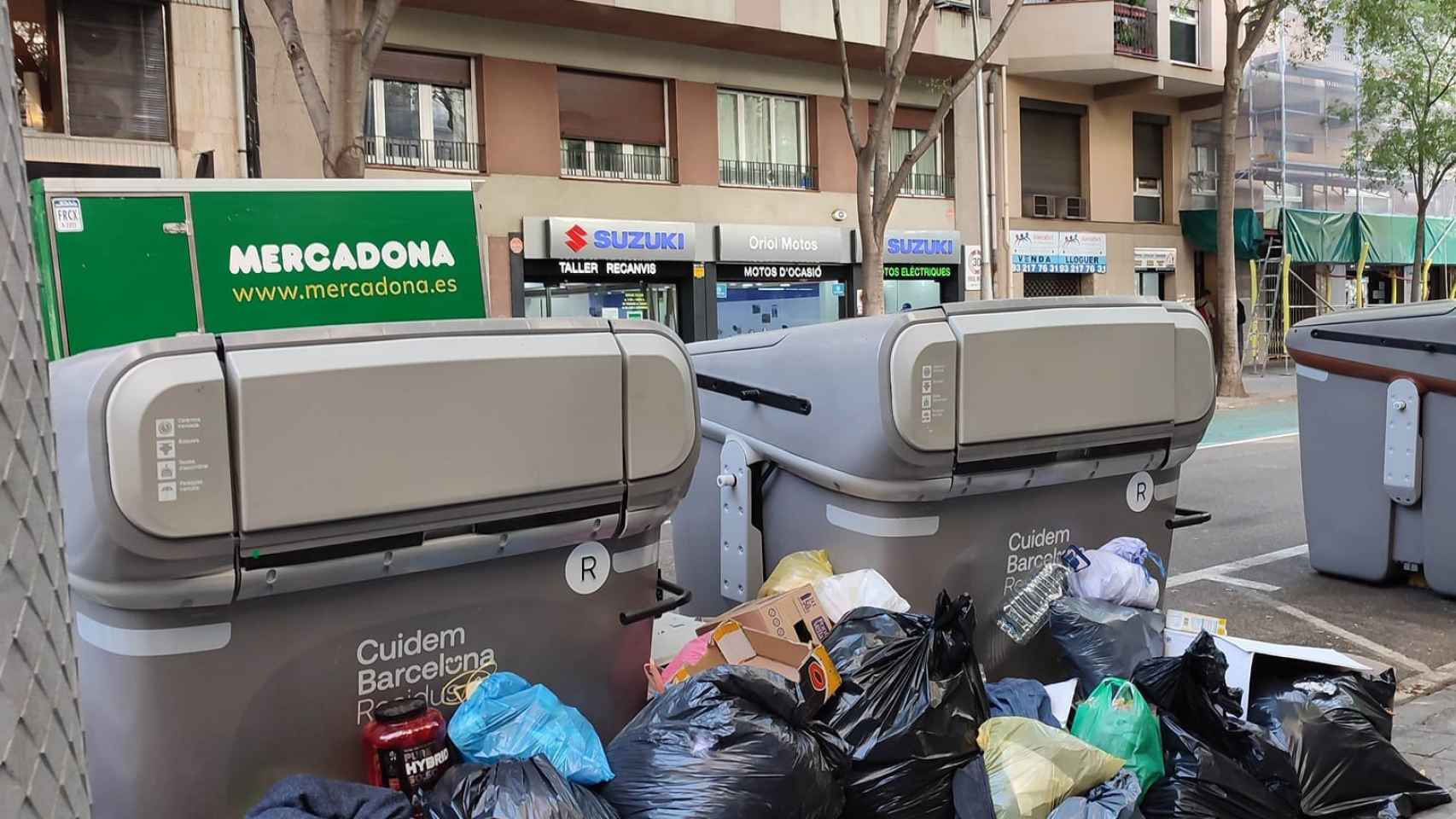 Contenedores llenos de basura antes de la huelga de basureros de Barcelona / METRÓPOLI