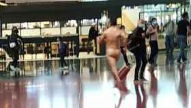 El hombre desnudo corriendo por el aeropuerto / CEDIDA