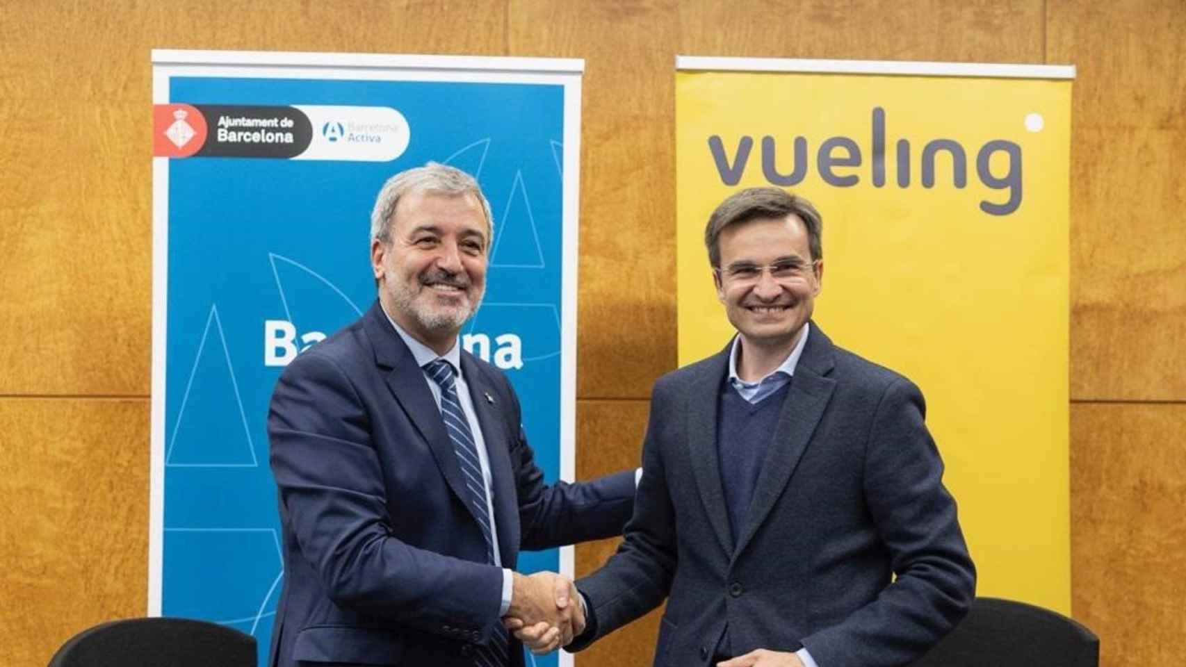 El primer teniente de alcalde de Barcelona, Jaume Collboni, y el CEO de Vueling, Marco Sansavini / AYT. DE BARCELONA
