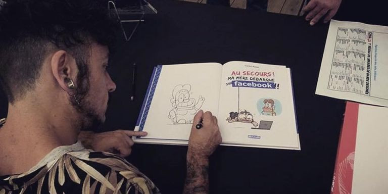 Carles Ponsí firmando un libro / FACEBOOK