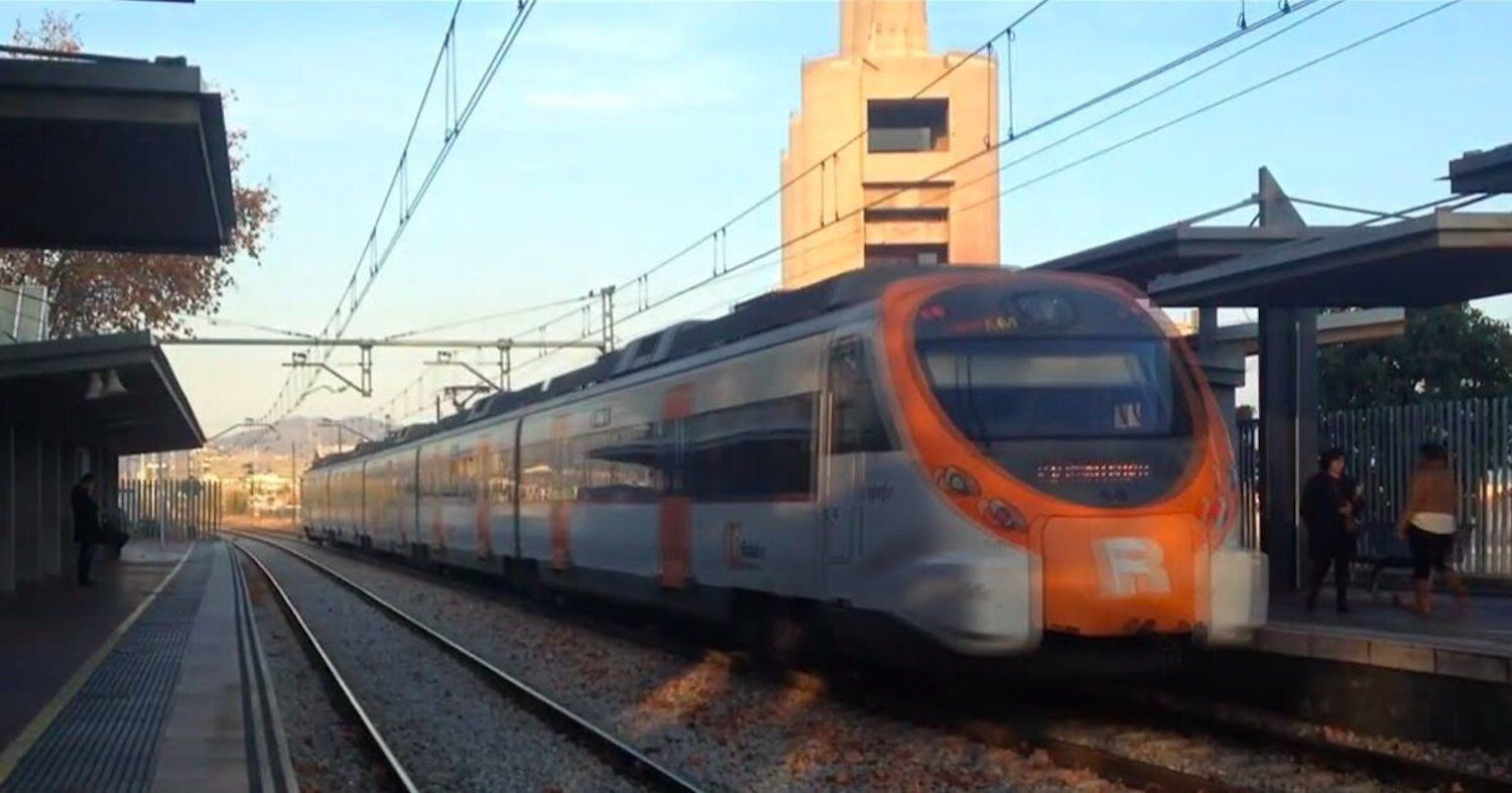 Un tren de la R1 de Rodalies en la estación de Sant Adrià de Besòs / YOUTUBE