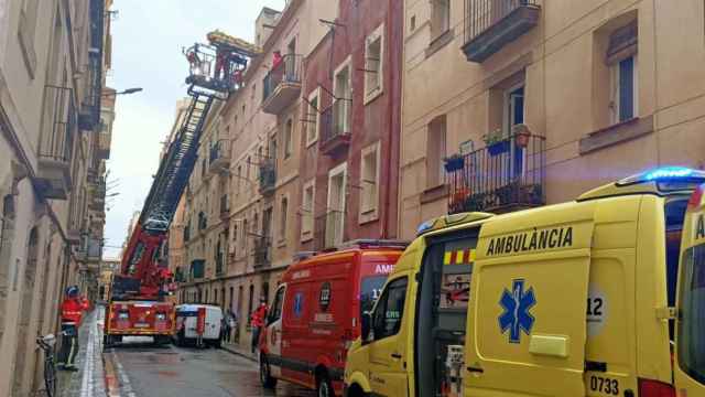 Bomberos y ambulancias en la calle Pescadors este jueves / BOMBERS