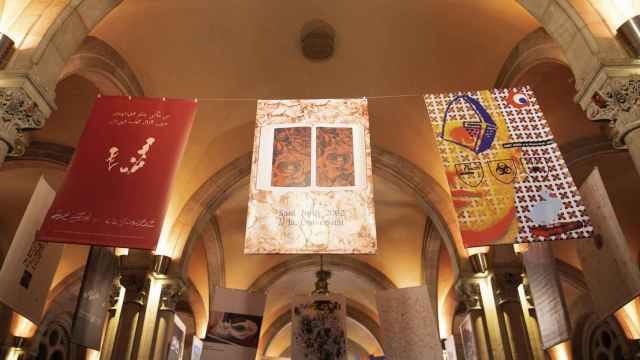 Algunos de los carteles de Sant Jordi que se exponen en la Universitat de Barcelona / TWITTER