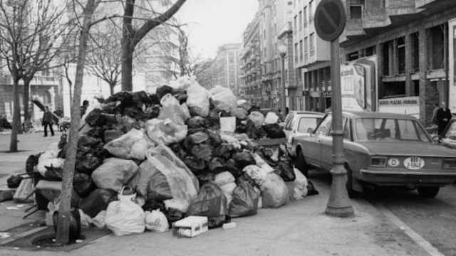 Bolsas de basura acumuladas en Barcelona en febrero de 1981 / AYUNTAMIENTO DE BARCELONA - PÉREZ DE ROZAS