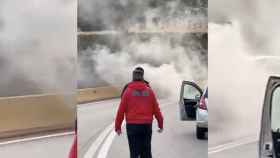El coche incendiado en la 'carretera de las Costas' de Sitges / METRÓPOLI