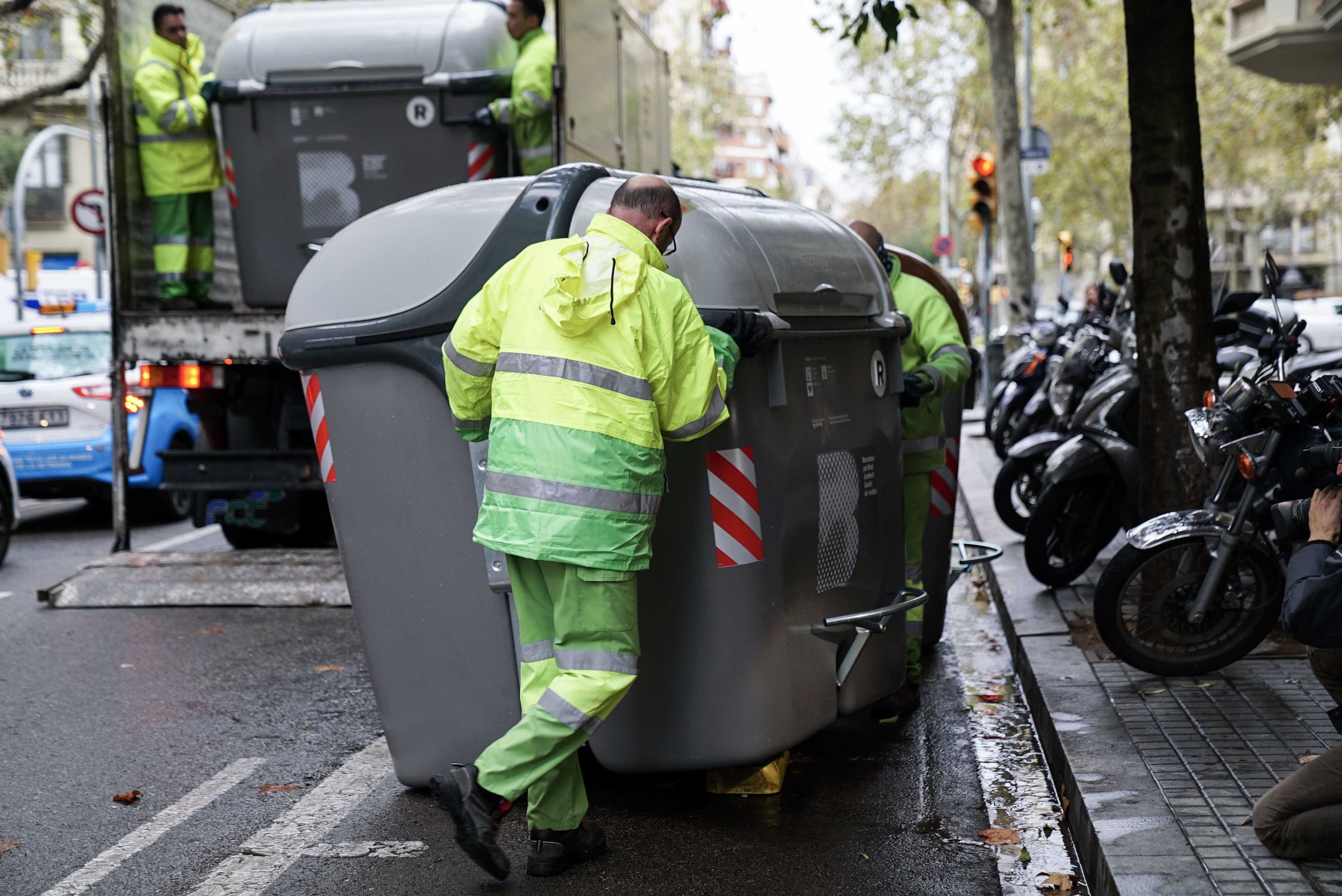 Operarios del servicio de basuras mueven un contenedor en Barcelona / ARCHIVO