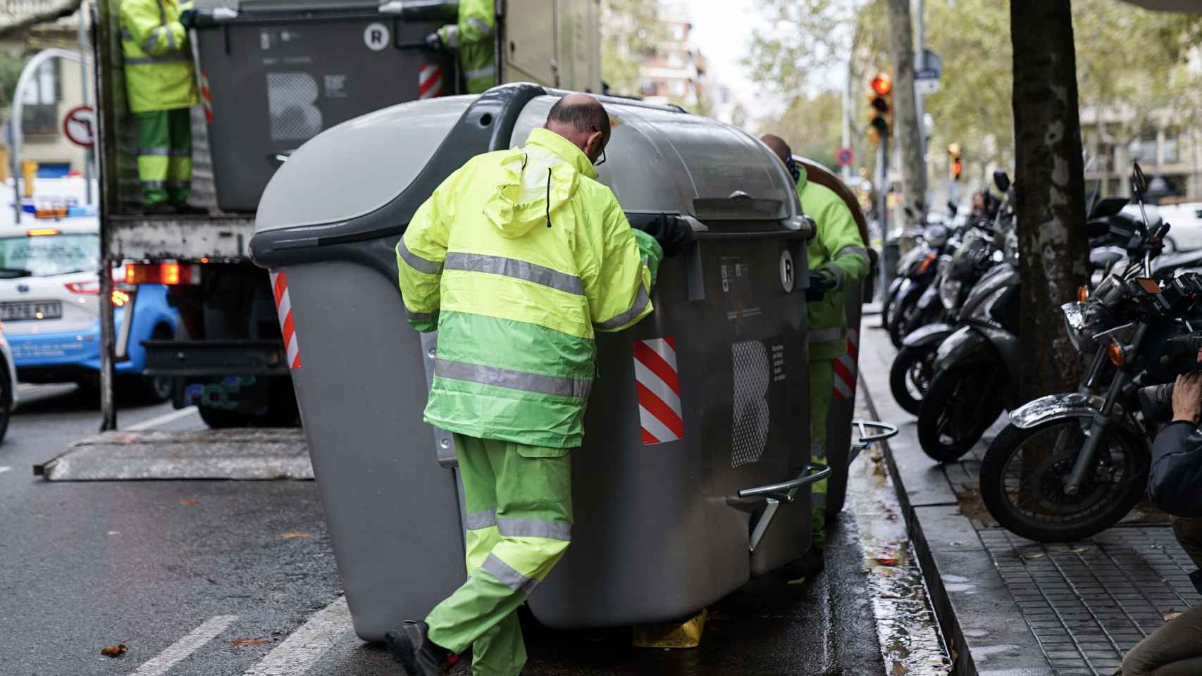 Operarios del servicio de basuras mueven un contenedor en Barcelona / ARCHIVO