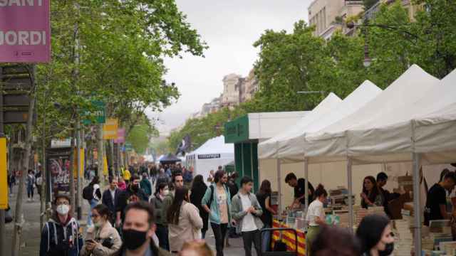 Barceloneses paseando por la 'superilla' literaria durante la diada de Sant Jordi / LUIS MIGUEL AÑÓN - MA