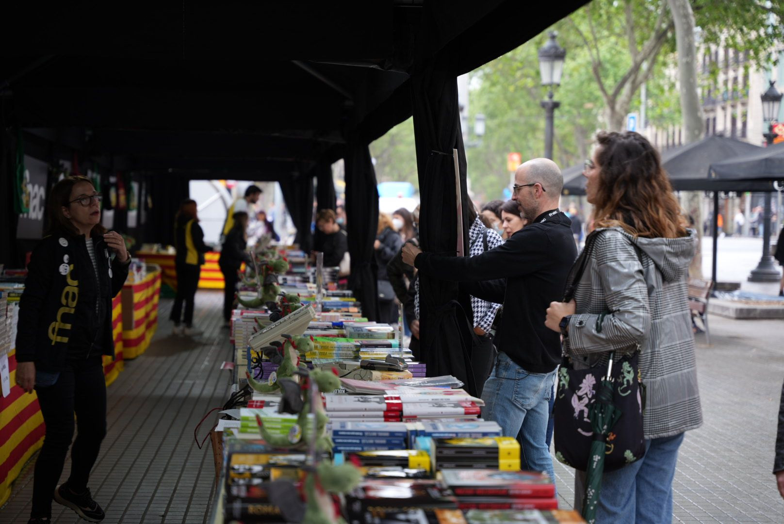 Personas comprando libros en una parada durante la 'diada' de Sant Jordi / LUIS MIGUEL AÑÓN