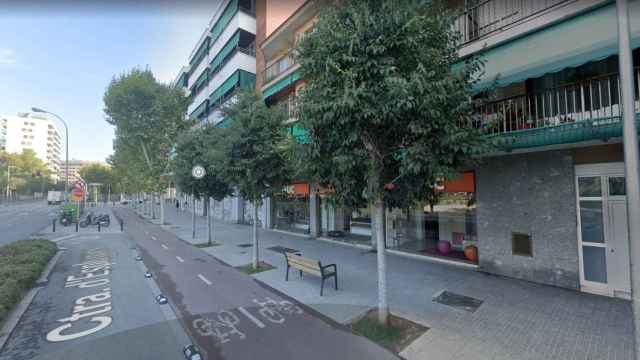 La parada de autobús de la Carretera d'Esplugues, 40, donde tuvo lugar la detención / GOOGLE MAPS