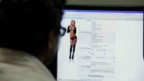 Un hombre observa un anuncio de prostitución en una página de contactos / EFE