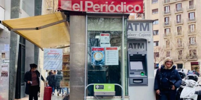 Un quiosco de prensa en Barcelona adaptado con un cajero automático por la empresa Urban Service Point / CEDIDA