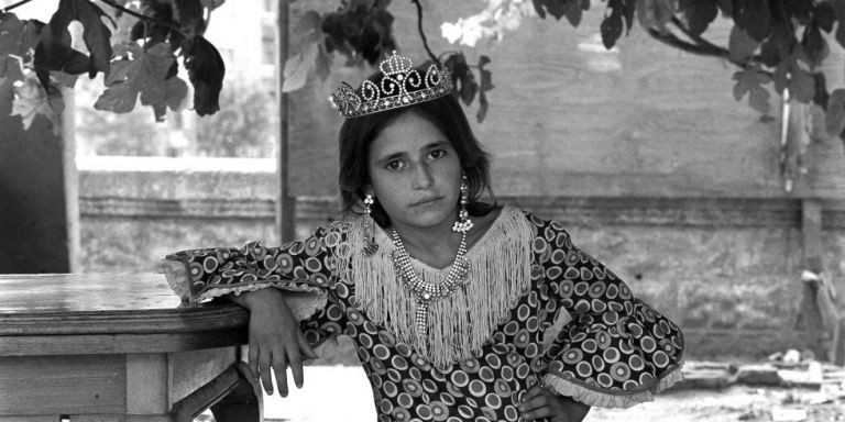 Una niña fotografiada en la puerta de su casa en el barrio de la Perona en el 1982 / ESTEVE LUCERÓN