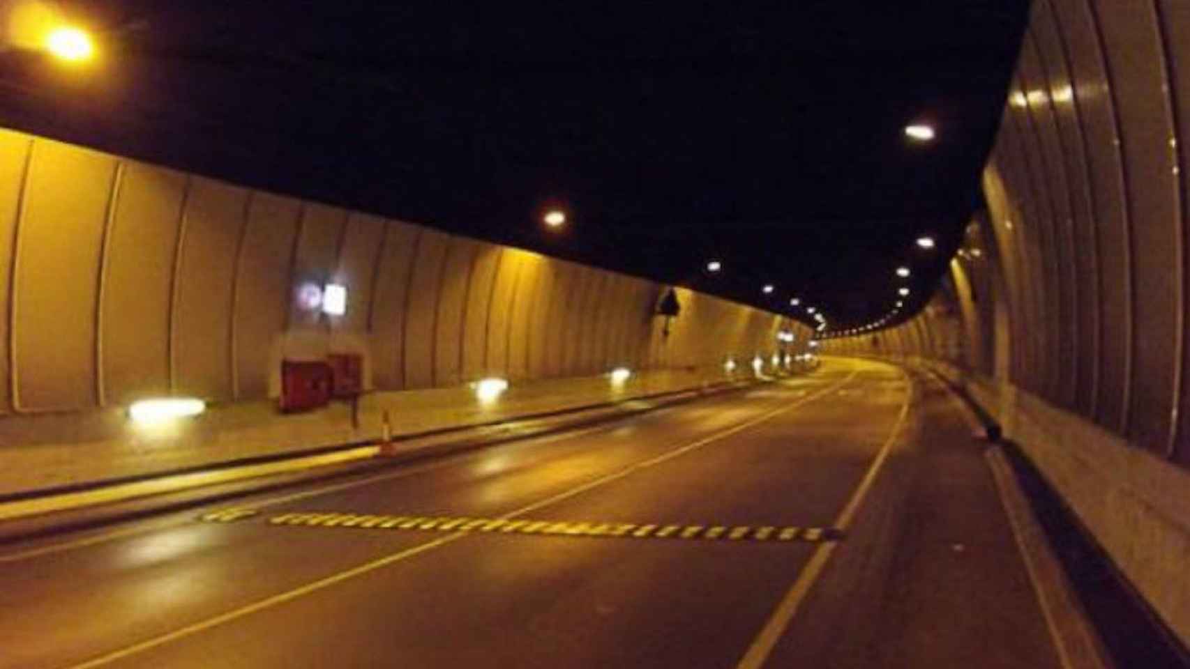 Uno de los túneles de la Rovira, cerrado al tráfico por obras de mejora / TRÀNSIT