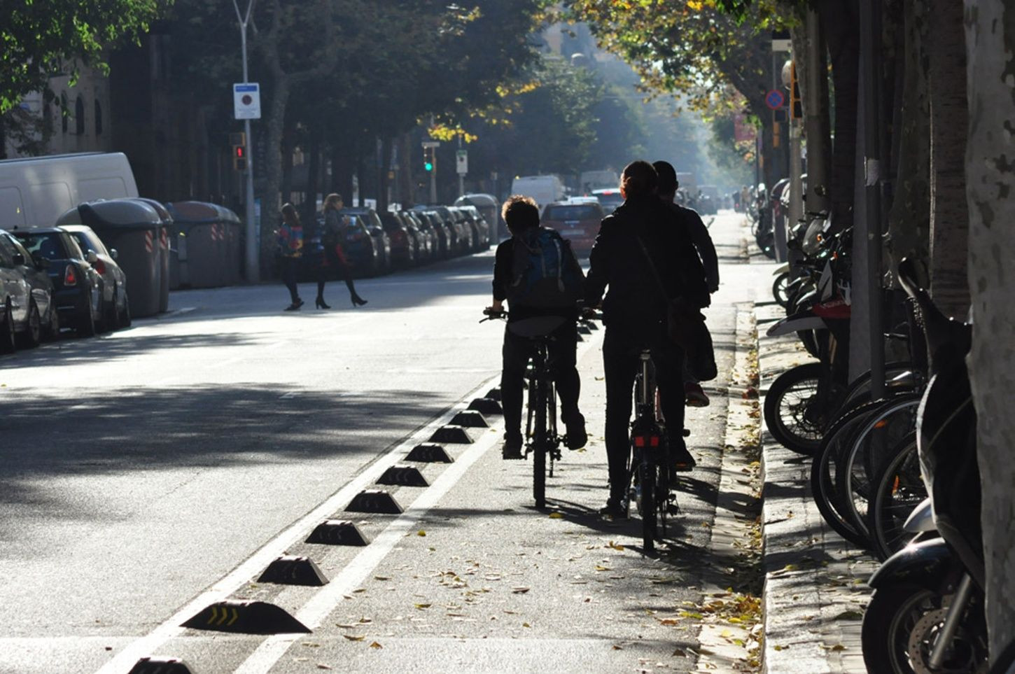 Usuarios de un carril bici en Barcelona / AJ BCN