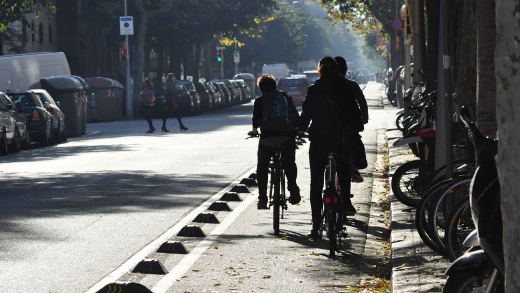 Usuarios de un carril bici en Barcelona / AJ BCN