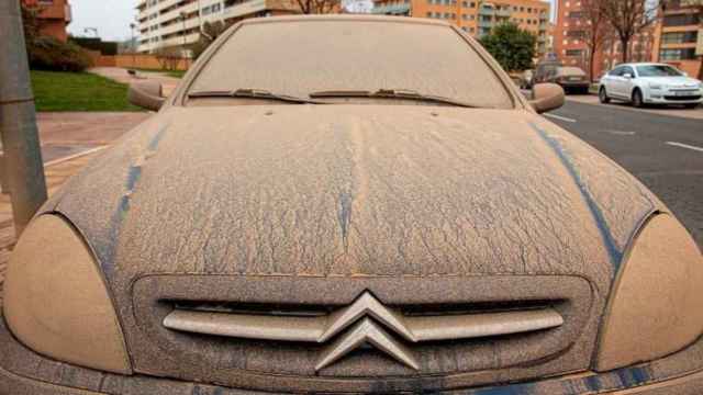 Imagen de archivo de un coche cubierto de barro / EFE