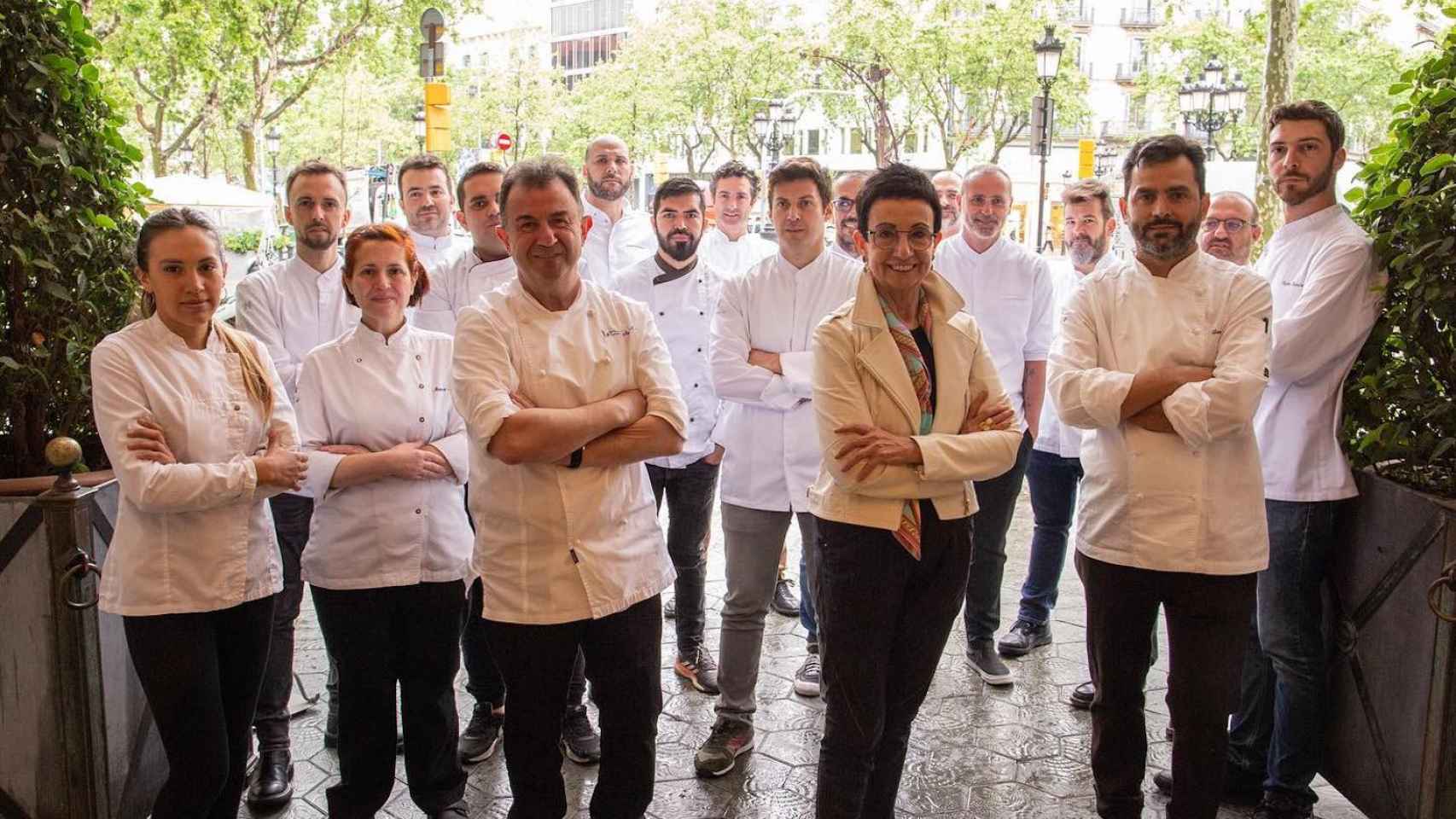 Los chefs del Passeig de Gourmets posan en el paseo de Gràcia / PASSEIG DE GOURMETS