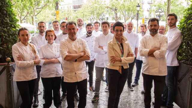 Los chefs del Passeig de Gourmets posan en el paseo de Gràcia / PASSEIG DE GOURMETS